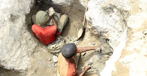 Artisanal miners work at a cobalt mine-pit in Tulwizembe, Katanga province, Democratic Republic of Congo, 25 November, 2015. Reuters/Kenny Katombe/File Photo