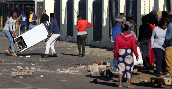 Demonstrators in Katlehong loot a shopping centre during protests following the imprisonment of former President Jacob Zuma. Source: Reuters/Siphiwe Sibeko
