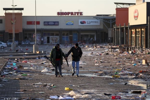 Members of a private security company at a looted shopping mall in Vosloorus, Gauteng, 14 July 2021. Reuters/Siphiwe Sibeko