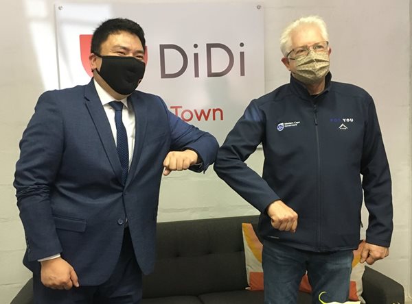 SA launch lead for DiDi, Ken Liu, with Western Cape Premier Alan Winde at the DiDi media event in Observatory, Cape Town.