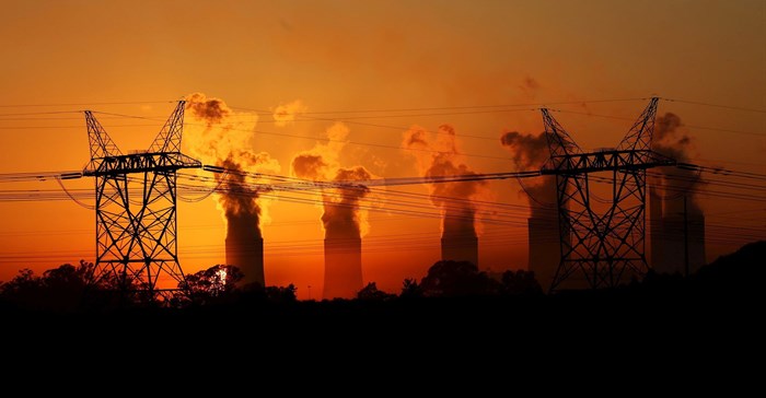 Electricity pylons are seen in front of the cooling towers at the Lethabo Thermal Power Station,an Eskom coal-burning power station near Sasolburg in the northern Free State province, 2 March 2016. Reuters/Siphiwe Sibeko/File Photo