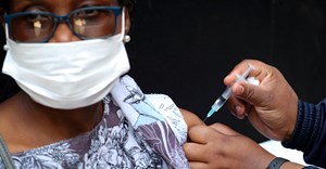A healthcare worker administers the Johnson and Johnson coronavirus disease (Covid-19) vaccination to a woman in Houghton, Johannesburg, South Africa, 20 August, 2021. Reuters/ Sumaya Hisham/File Photo