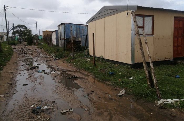 Construction of RDP houses in Walmer Area E in Gqeberha was halted because the municipality said there was dangerous methane gas on the site. But some families were then housed in municipal bungalows on the same site, where they are still living. | Source: Mkhuseli Sizani