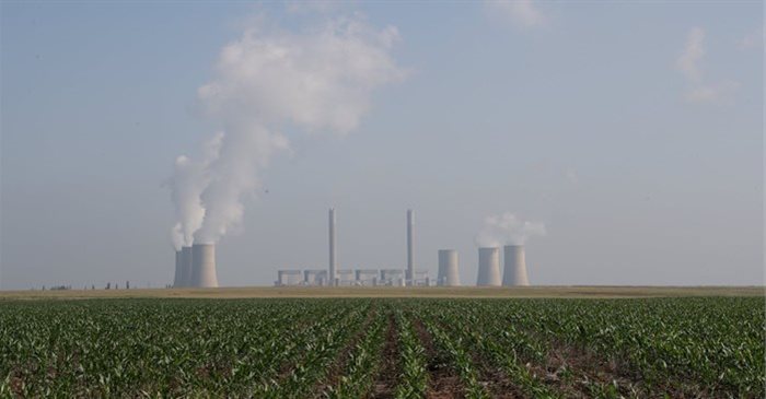 Lethabo Power Station, a coal-fired power station owned by state power utility Eskom, is seen near a maize field near Sasolburg, South Africa, 31 January 2020. | Source: Reuters/Siphiwe Sibeko/File photo
