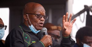 Former South African president Jacob Zuma speaks to supporters at his home in Nkandla, South Africa, 4 July 2021. Reuters/Rogan Ward/File Photo