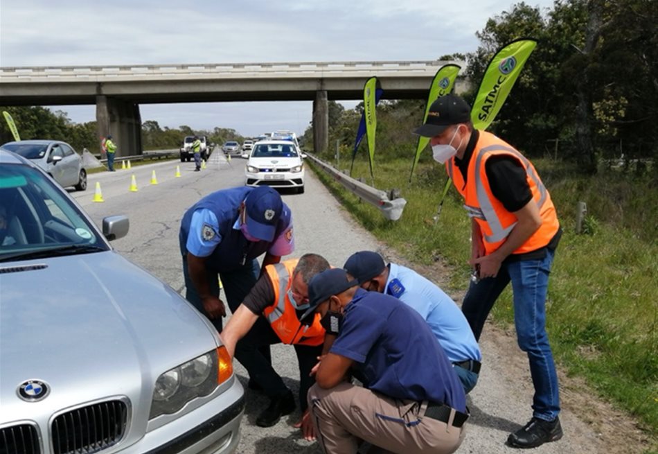 Law enforcement providing free tyre checks during a commuter roadblock held on the N2 near Seaview Road exit, Gqeberha.