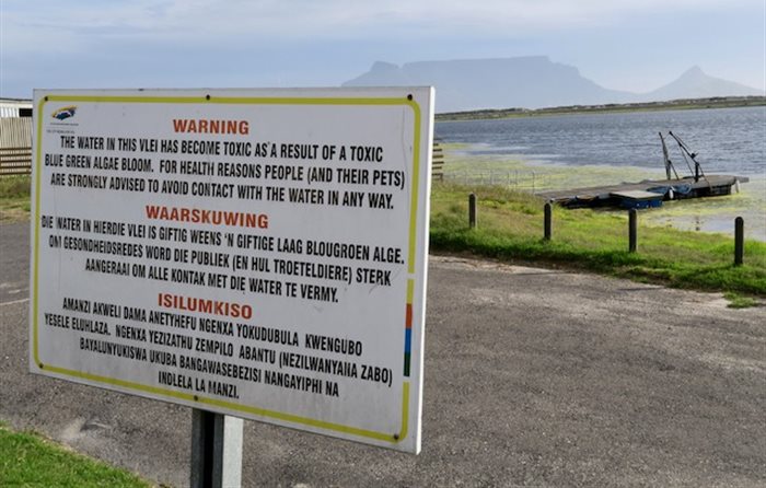 A sign at Rietvlei warning people not to make contact with the water. | Source: Steve Kretzmann