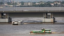 Ivory Coast Abidjan commuters turn to boats to escape traffic jams