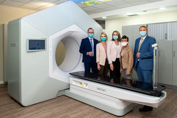 Icon Oncology celebrated the commissioning of the machine with top Bloemfontein oncologists. From left to right, Dr Brent-Nolan Green, Dr Corlia Loots, Jennifer Fuller (Regional Business Manager Icon Oncology), Dr Sandra Bonnet and Dr Thomas Erasmus.