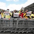 Workers disgruntled over low wages and changes to terms and conditions of employment, go on strike outside a Makro store in Johannesburg on 19 November 2021. Source: Reuters/Sumaya Hisham