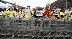Workers disgruntled over low wages and changes to terms and conditions of employment, go on strike outside a Makro store in Johannesburg on 19 November 2021. Source: Reuters/Sumaya Hisham