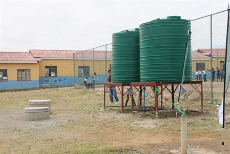 Amancamakazana Primary School caters for 1,882 learners, many of them children of employees at SRSA’s Ladysmith tyre manufacturing plant. The school now has running water for the first time in five years thanks to the borehole project completed by SRSA and Gift of the Givers.