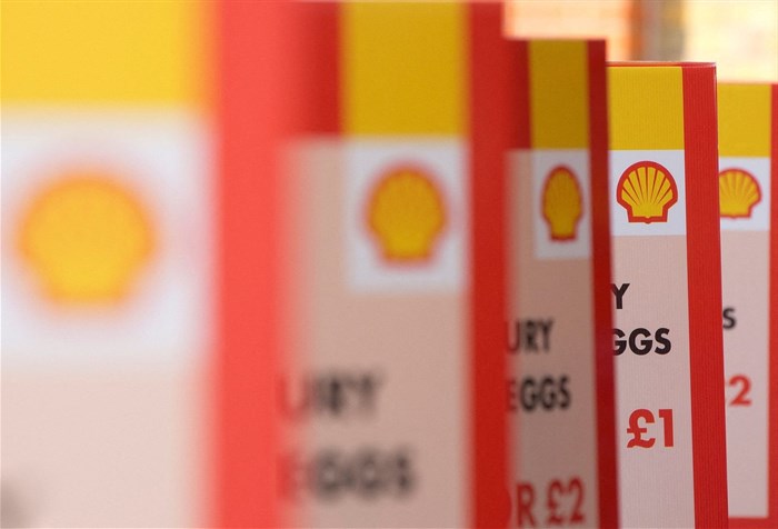 Logos for Royal Dutch Shell are seen on a garage forecourt in central London, 6 March 2014. Reuters/Neil Hall/File Photo