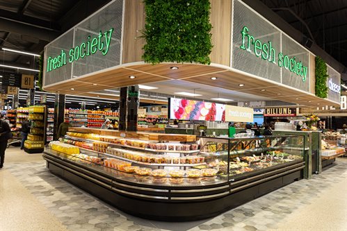 Fresh Society is a hub for fresh salads, fruit cups, smoothies and juices. The LED screens play bright and bold content to draw attention to the department, and serves as a menu, while the greenery and white mesh bulkhead enhances the healthy and fresh feel of the department.
