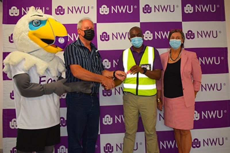 Herman Steyn and Thabani Mhlongo take ownership of the new building. With them is the NWU’s Mascot, Eagi (left), and far right, Prof Sonia Swanepoel, DVC: Community Engagement and Mahikeng Campus Operations.