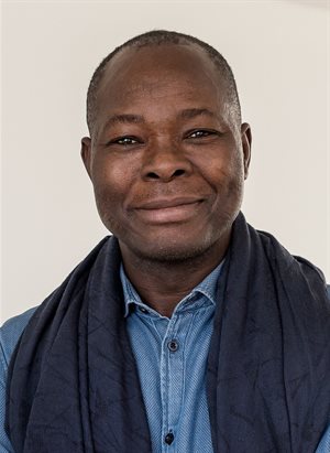 Diébédo Francis Kéré, first African and Black person to win the Pritzker Architecture Prize. Source: Astrid Eckert, CC BY-SA 3.0,