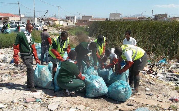 Members of the Environmental Monitoring Group and of the Bardale High School environmental club worked together to remove rubbish from a wetland in Mfuleni, Cape Town near the school.| Source: Vincent Lali