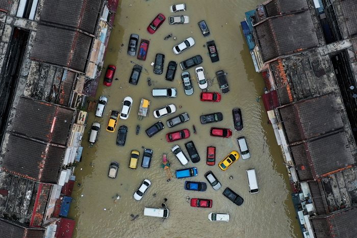 Aerial view shows vehicles and buildings inundated by floods in Shah Alam's Taman Sri Muda, one of the worst hit neighbourhoods in Selangor state, Malaysia, 21 December 2021. Reuters/Ebrahim Harris