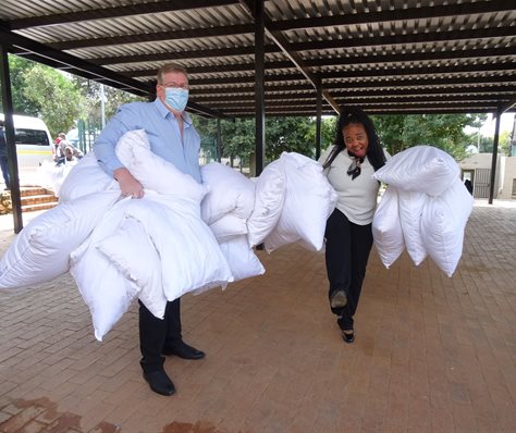 It was all hands on deck as the mountain of bedding, linen and toiletries was offloaded into the Emthonjeni Community Centre storage area: Marnitz de Beer, general manager Road Lodge Sandton and Khanyisile Zulu, assistant general manager City Lodge Hotel Sandton, Morningside.
