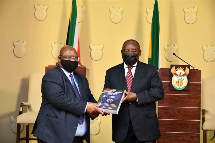 Image (archive): Raymond Zondo and Cyril Ramaphosa at the handover of the State Capture Report Part 1