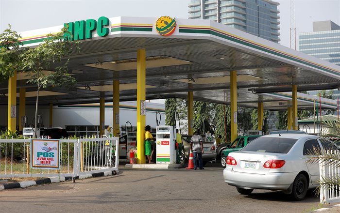 Cars queue to buy petrol at the NNPC Mega petrol station in Abuja, Nigeria. Reuters/Afolabi Sotunde