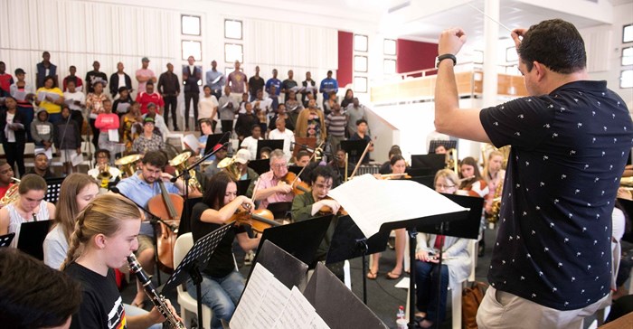Image supplied: Russell Scott conducts an ad-hoc orchestra made up of professional musicians and youthful performers