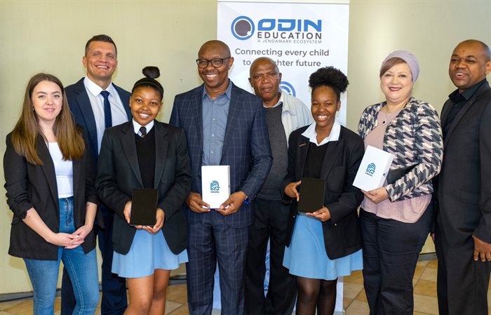 Cowan High School headmaster Qaqambile Ngcayi (centre left) and head of department Silulami Yeye (centre right) were delighted to take delivery of the school’s new e-learning tablets, delivered by Odin Education’s Kirsty Geyser (left) and sponsored by Aveng Trident Steel. Receiving them on behalf of the Grade 11 class were learners Onke Buti (third from left) and Akho Ndleleni (third from right). Looking on are sponsor representatives Riaan Opperman (second from left), Yasmien Beckett (second from right) and Hansel Moledi (far right).