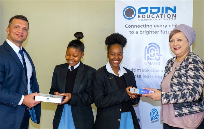 Aveng Trident Steel branch manager in Gqeberha, Riaan Opperman (left) and administrative manager Yasmien Beckett (right) were proud to give the Grade 11 class at Cowan High School a boost in online learning, ahead of their all-important matric year.  Learners Onke Buti (center left) and Akho Ndleleni (center right) can't wait to use their personalized ed-tech tablets, developed by Odin Education.