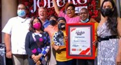 Joburgers on the hunt for the best burger in the city with Anele and the Club on 947