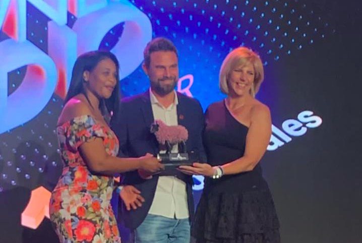 Programming and Content manager, Travis Bussiahn, along with Projects and Promotions manager, Nosipho Msezane, accept the ‘Media Owners: Radio’ award at the 2022 Most Awards on East Coast Radio’s behalf.