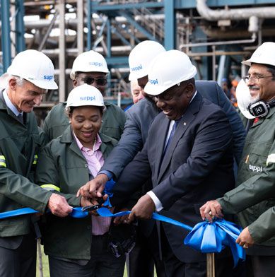 L-R: Mr Alex Thiel, Sappi Southern Africa CEO, the Premier of KwaZulu-Natal, Ms Nomusa Dube-Ncube, His Excellency President Cyril Ramaphosa and Mr Ebrahim Patel, Minister of Trade and Industry and Competition during the official ribbon-cutting ceremony at the opening of the project.