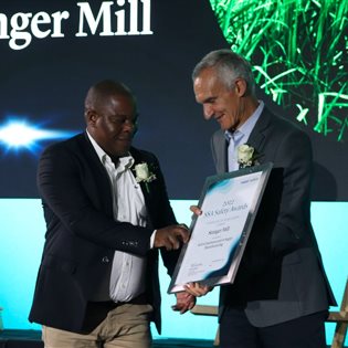 Mthokozisi Jili, GM of Stanger Mill accepts the award as overall winner in Safest Business unit in the manufacturing category from Alex Thiel, CEO of Sappi Southern Africa.