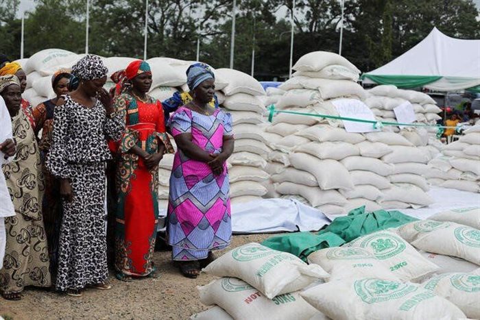 Indigent groups in the Federal Capital Territory attend the distribution of food items by the government to cushion the high cost of living in Abuja, Nigeria. 2022. Source: Reuters/Afolabi Sotunde
