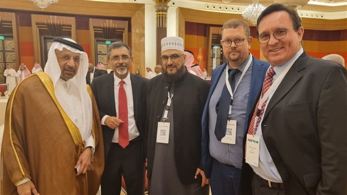 From left to right: HE Khalid Al Falih, Minister for Investment Saudi Arabia; HE Ebrahim Patel, Minister for Trade, Industry and Competition, South Africa; Moulana Abdul Wahab Wookay, National Independent Halaal Trust, South Africa; Gert Blignaut, Chief Operation Officer Beefmaster; Louw van Reenen, Chief Executive Officer Beefmaster.