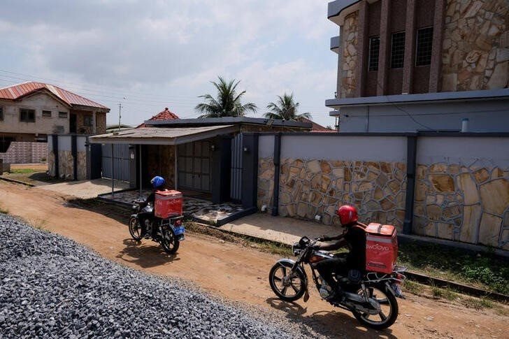 Workers of Ghanaian courier logistics startup Swoove ride on motorbikes to deliver packages to customers, in Accra, Ghana, on 25 November 2022. Reuters/Francis Kokoroko