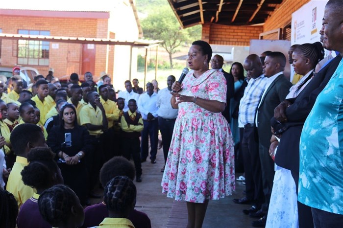 Image: Deputy Minister Dr Reginah Mhaule has met with the SMT and SGB members of Ben Hlongwane Secondary School. She has also addressed the learners and teachers of the school, wishing them a good start to the 2023 school year. Source: