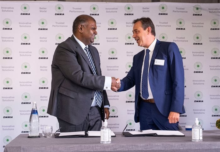 Seelan Gobalsamy, CEO of Omnia, and Markus Lesser, CEO of PNE, sign the MoU to evaluate the onsite production of green hydrogen and ammonia at Omnia’s Sasolburg plant. WKN Windcurrent is a subsidiary of PNE.