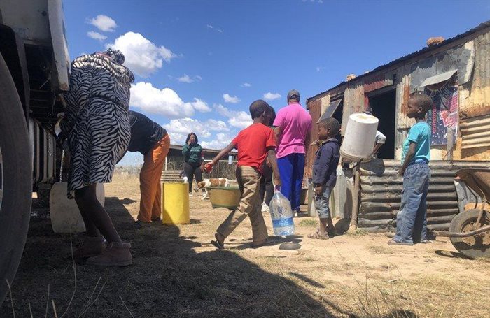 Residents of Nkanini town in Makhanda collect water from a Gift of the Givers water tanker in October 2020. Source: Lucas Nowicki/GroundUp