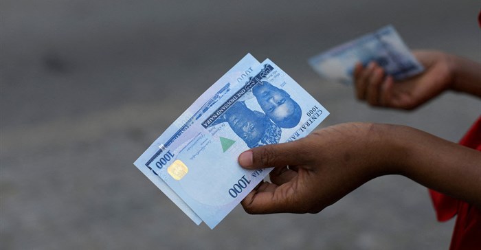 A person holds a new 1000 naira note as the Central Bank of Nigeria releases the notes to the public through the banks in Abuja, Nigeria, 15 December 2022. Reuters / Afolabi Sotunde / File Photo
