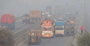 Vehicles move amid dense smog in Lahore, Pakistan 24 November 2021. Reuters/Mohsin Raza/File Photo