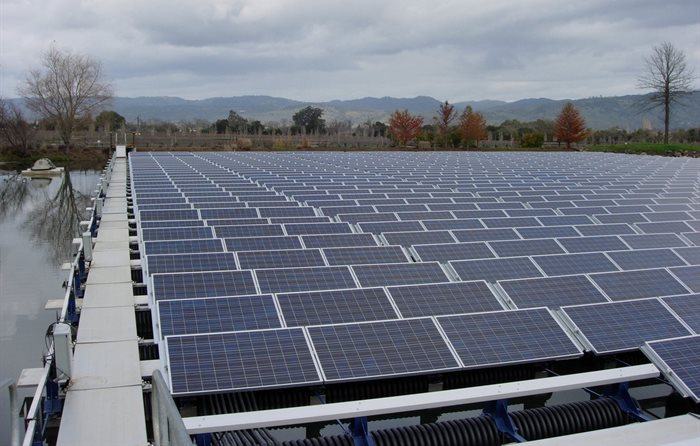 Floating solar system in Napa Valley, California. Source: , CC BY-SA 3.0