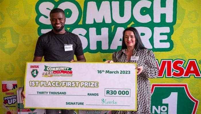 Mkhululi Mnukwa (left), winner of the Iwisa No.1 2022 Community Champion Competition, receives his cash prize from Nadia van Rensburg (right), Premier FMCG’s Area sales manager for the Eastern Cape.