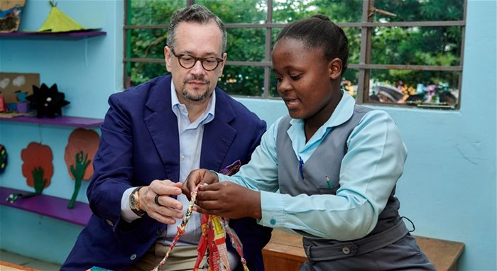 Ramon A. Mirt, executive board member of Beiersdorf AG, engages with Luanda Njilo from the Thanda Empowering Girls Programme at Thanda