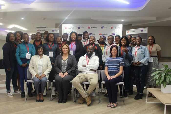 Fibre Optic Training Group with (from left to right) Huawei SA’s media and communications manager, Vanashree Govender; Huawei SA COO Christina Naidoo; Sipho Makhalema, project lead from the DCA; and Elmien Kleynhans from Signa Academy.