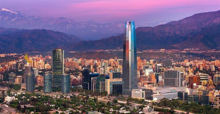 Source © Jose Luis Stephens  Panoramic view of Santiago de Chile with the Andes mountain range in the background