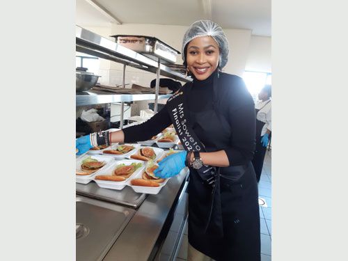 Mrs Soweto Finalist 2023 Fatima Moyane preparing burgers for the children