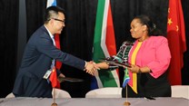 Huawei South Africa CEO Will Meng and Acting DG Ms Nonkqubela Jordan-Dyani of the DCDT signing the partnership agreement. Source: Supplied