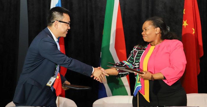 Huawei South Africa CEO Will Meng and Acting DG Ms Nonkqubela Jordan-Dyani of the DCDT signing the partnership agreement. Source: Supplied