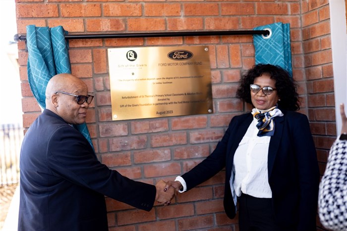 Unveiling the plaque are on the left Mr M Bulu, School Principal, St Theresa Primary School leading and on the right is Esther Buthelezi, Ford | Source: