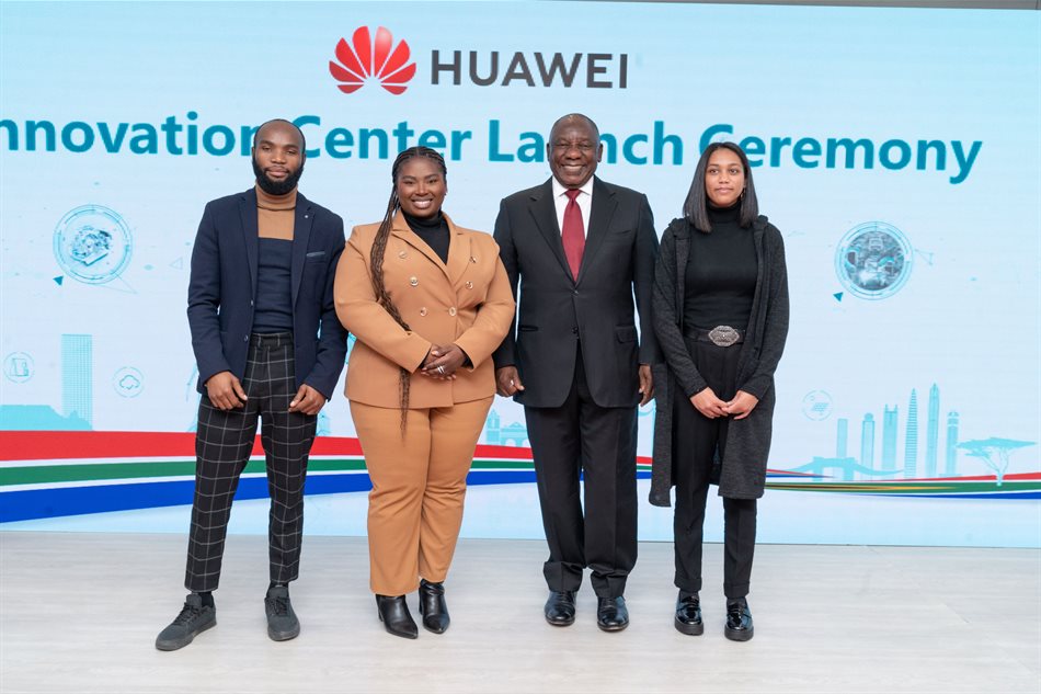 Lutho Sigidi, Huawei IP engineer, Nqubeko Shabalala, pre-sales engineer and product manager at Huawei, South Africa’s President Cyril Ramaphosa and Terry-Anne Fredericks, Huawei network engineer